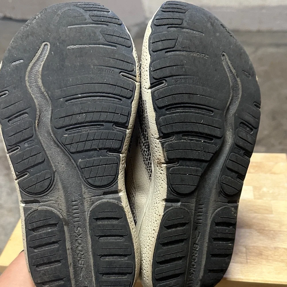 Brooks Ghost Max 2 Sneakers - Black and Cream/Tan - Picture 4 of 5